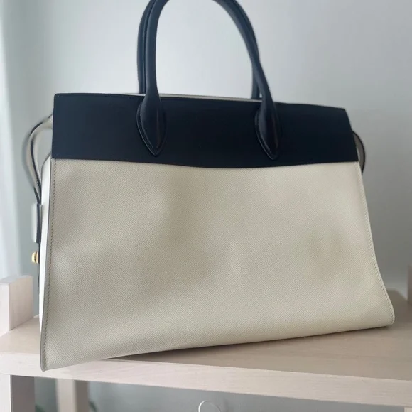 Prada - Picture 2 of 4